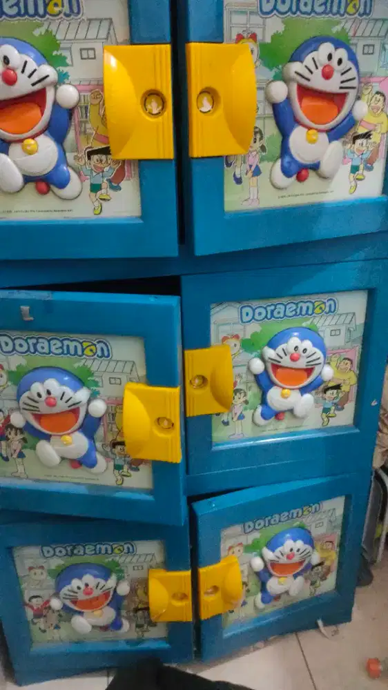 Lemari plastik pakaian 4 susun.
