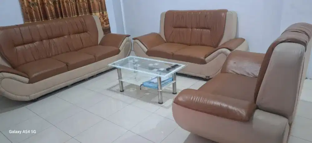 Satu set sofa kulit