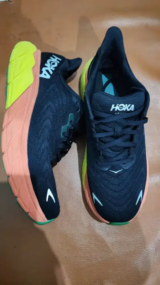 Sepatu Hoka Arahi 6