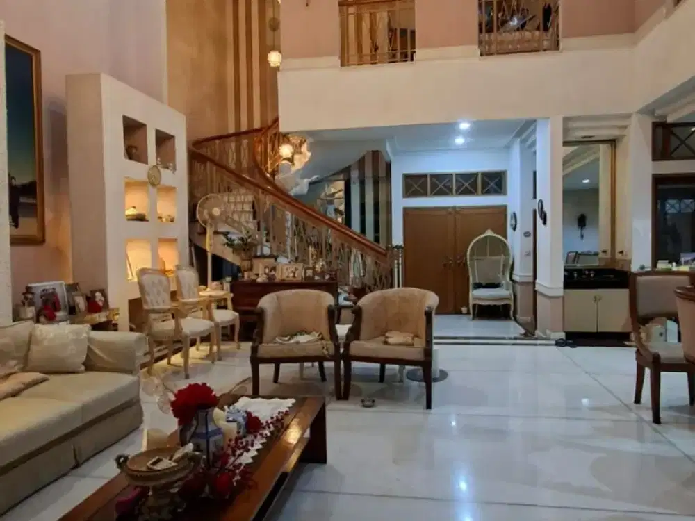 Rumah Elite Green Garden Jakarta Barat, LT 300 m², Dekat Tol Kebon Jeruk, Nego Habis!