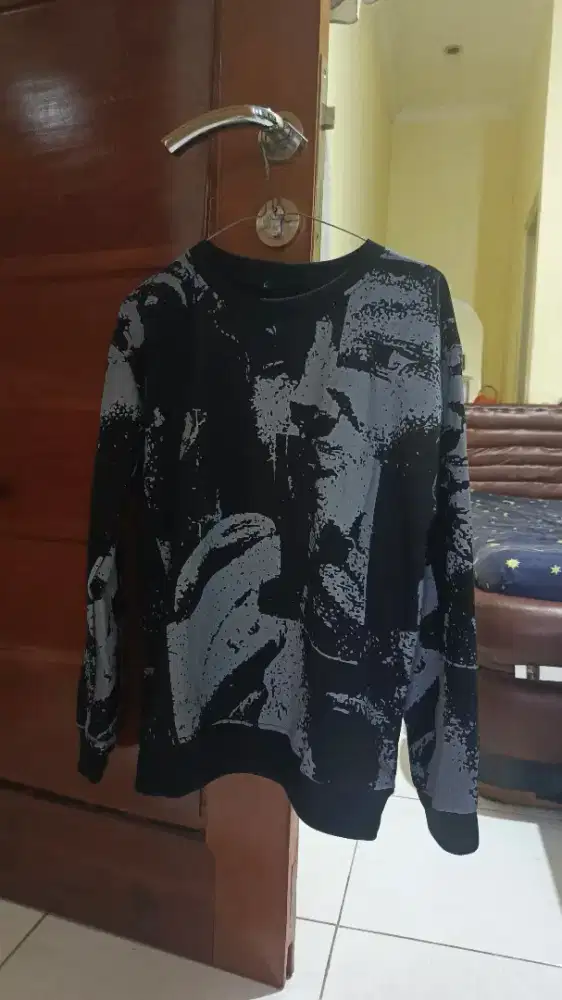 Sweater hitam abu-abu