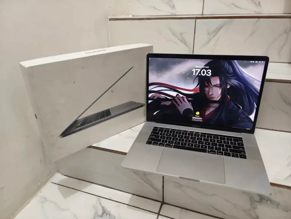 macbook pro 15 inch 2018 core i7 16GB SSD 512GB silver