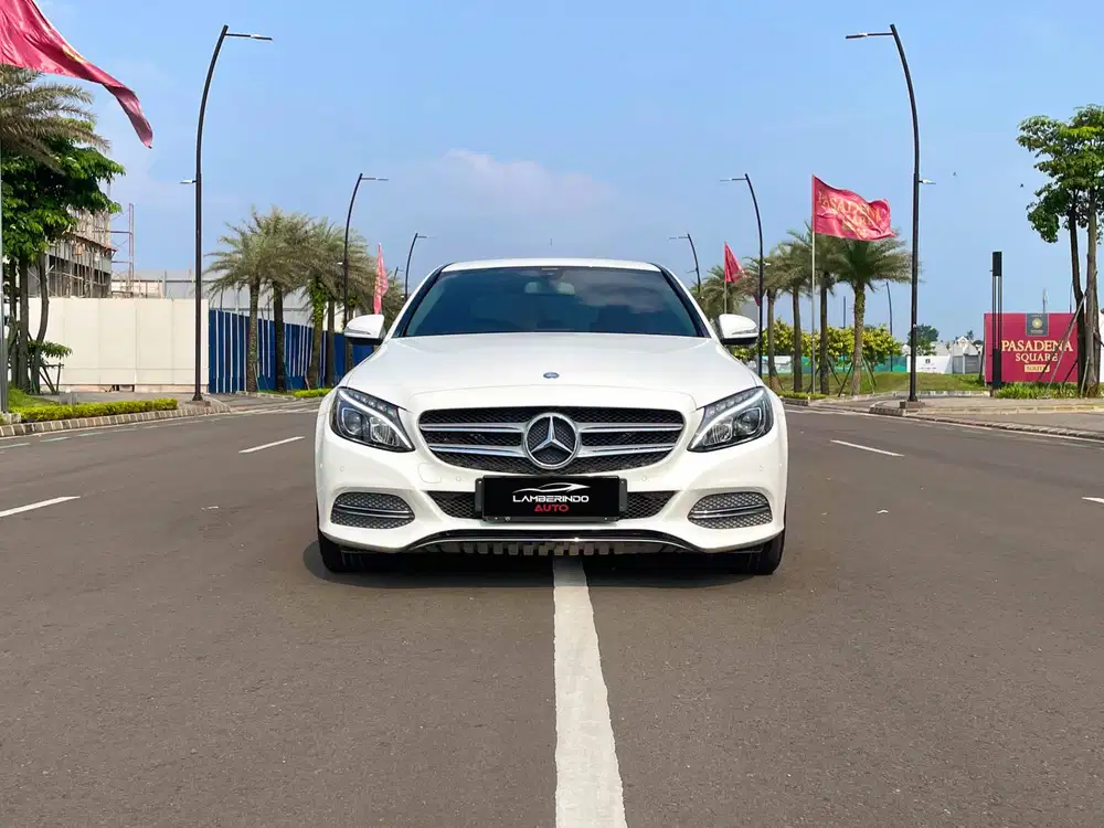 MERCEDES BENZ C200 AVG 2.0 TURBO 2015 W205 PUTIH LOW ODO !!