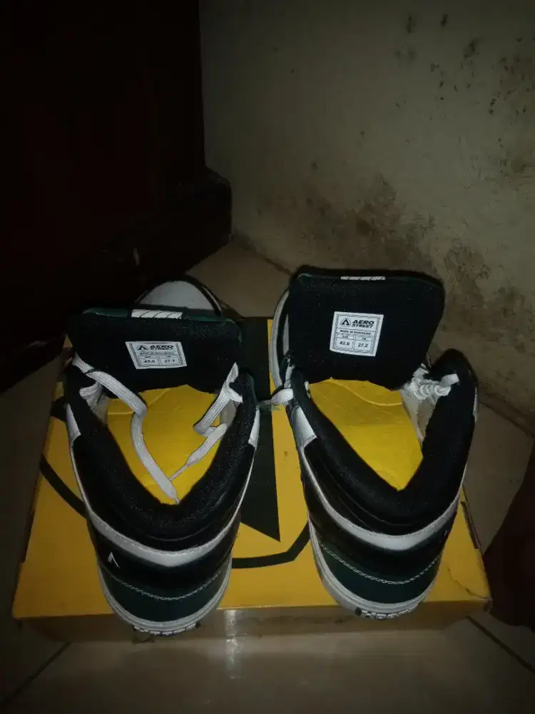 sepatu sneakers aerostreet