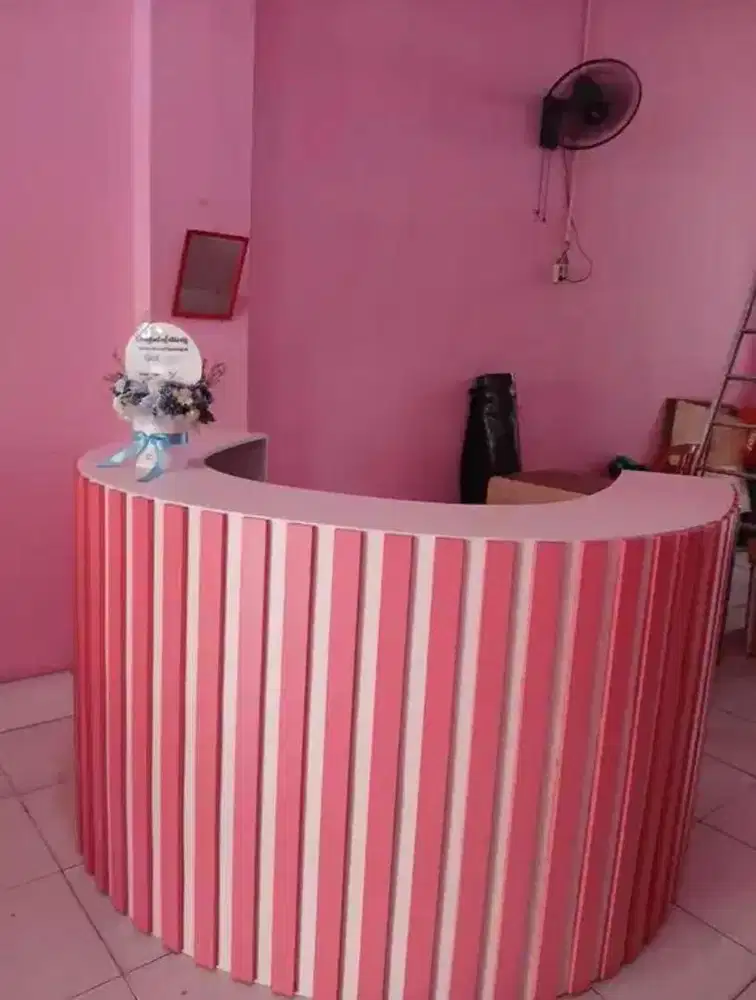 Meja Resepsionis / Kasir Minimalis Warna Pink, Estetik & Siap Pakai