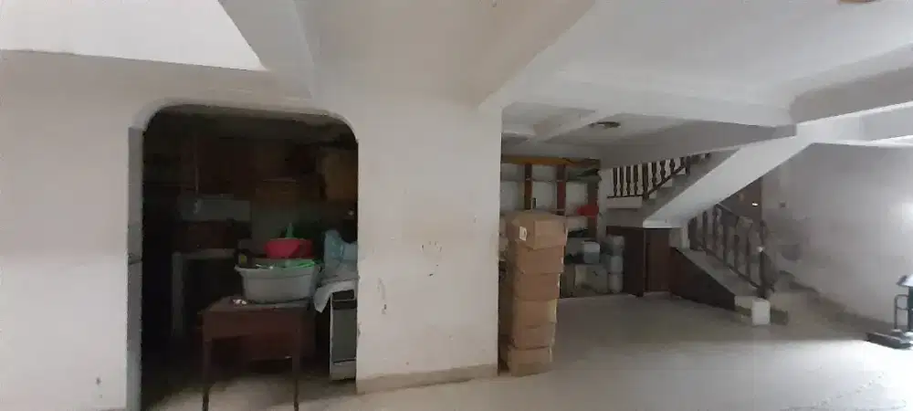 Dijual Rumah Tua Hitung Tanah Taman Ratu Hadap Utara