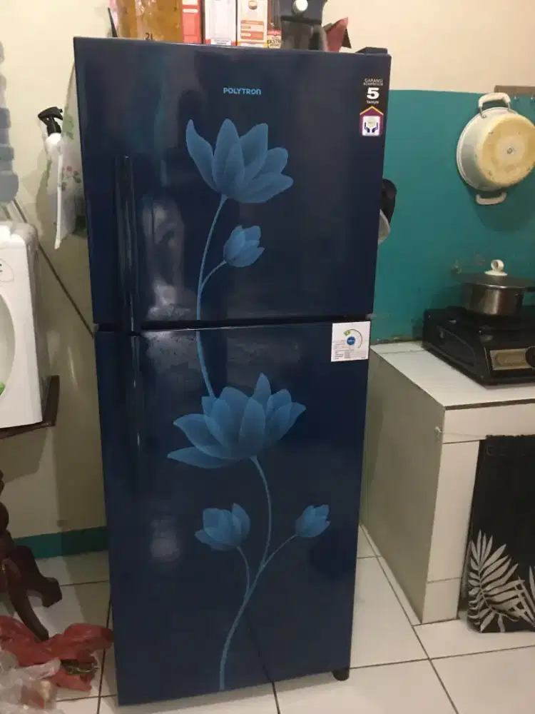 Kulkas 2 pintu merek Polytron