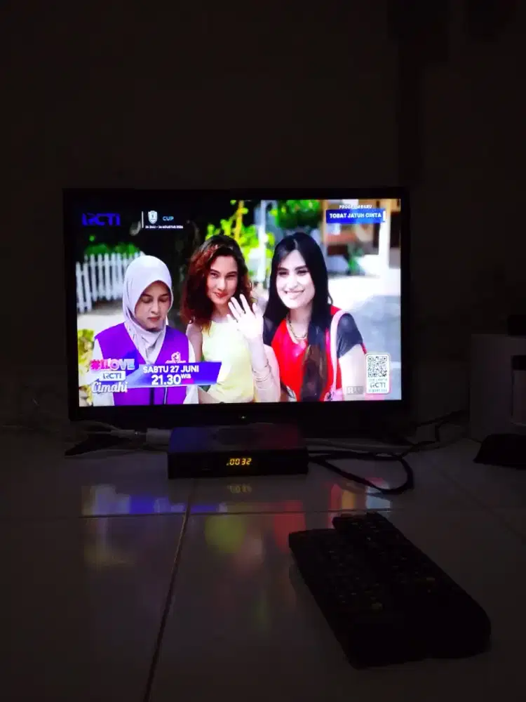 Tv android 1 set lengkap dengan set up box dan antena digital