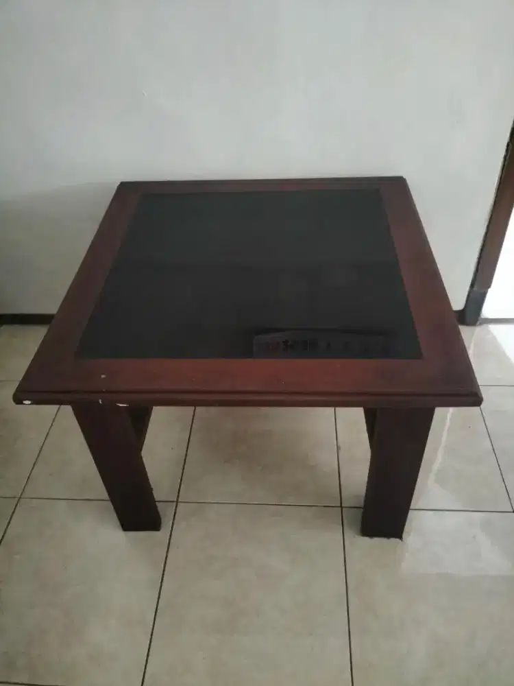 Meja ruang tamu