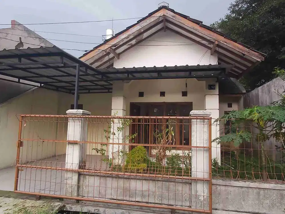 Rumah terawat di Taman Cibaduyut Indah TCI