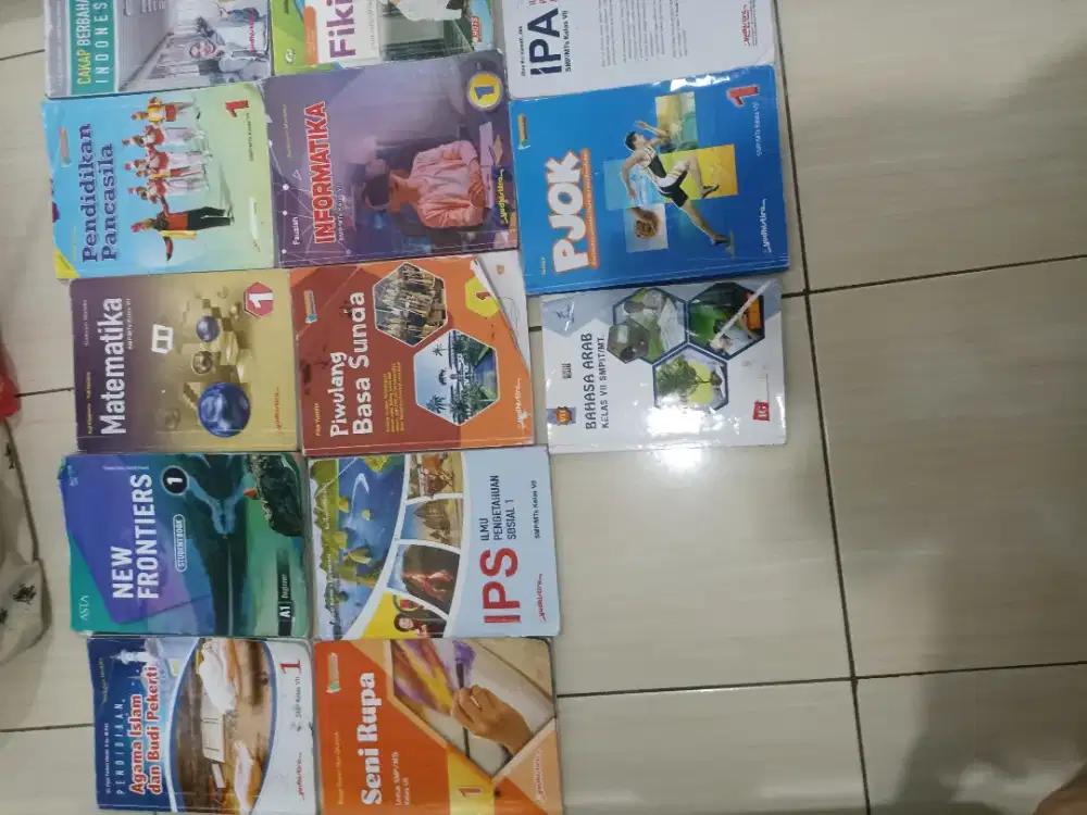 Buku pelajaran kelas 7 bekas