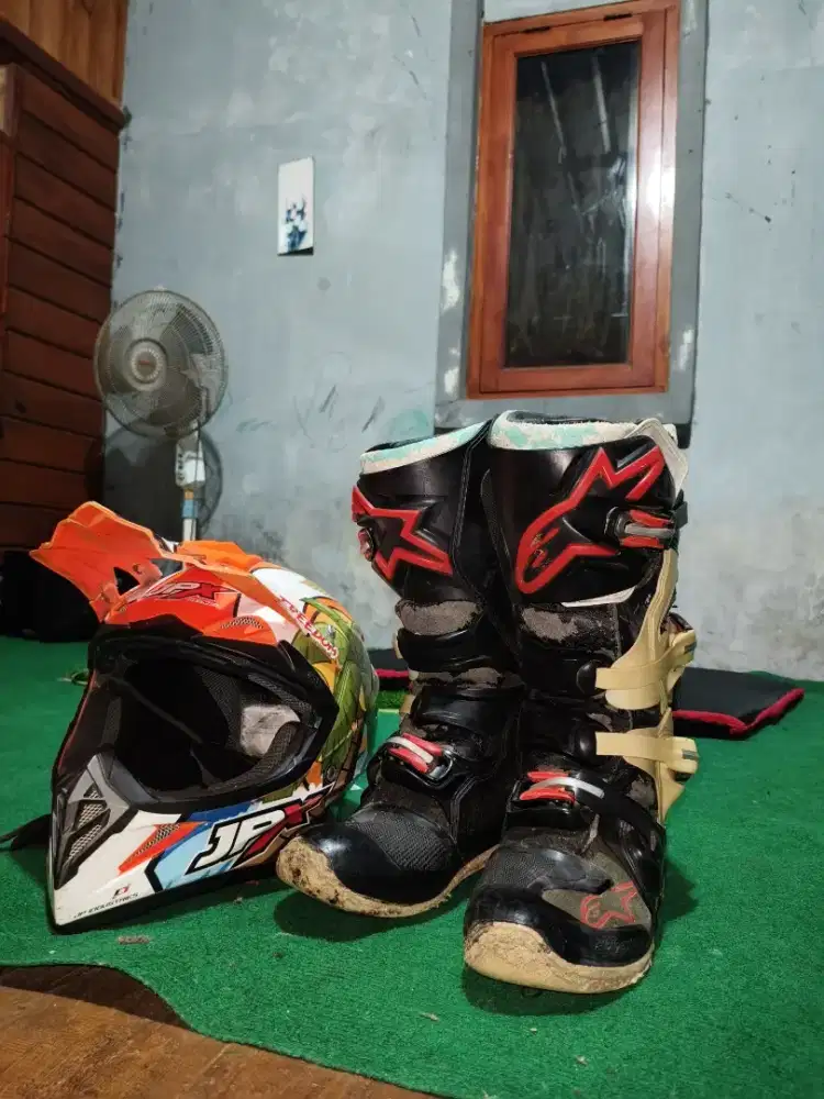 SEPATU ALPINESTAR TECH 7 BEKAS & HELM TRAIL FULL FACE BEKAS