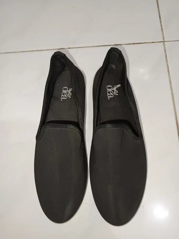 Sepatu hitam wanita