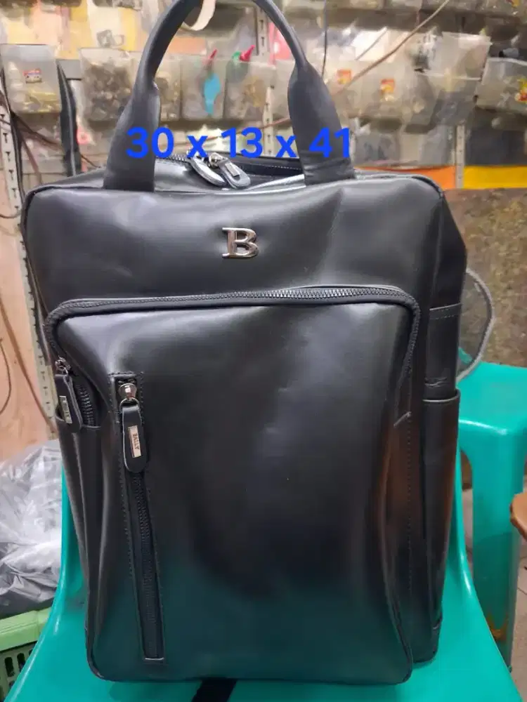 Tas ransel brande
Bally uk 30 x 13 x 41
Limited editon
Barang terawat