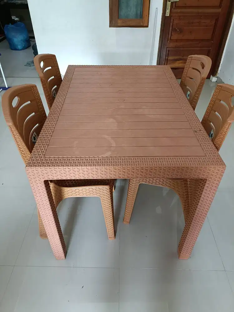 Dijual Satu Meja Makan Plastik Padang