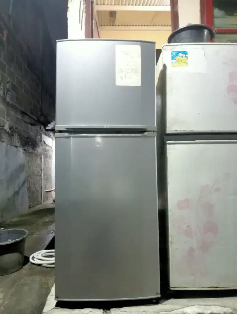 Di jual kulkas LG 2 pintu masih orisinil pabrik