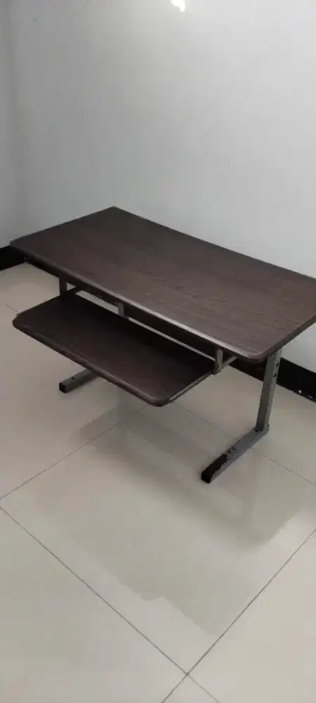 Meja komputer lesehan