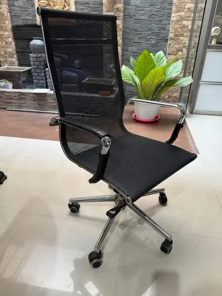 Dijual kursi kantor besi sangat kokoh. 90% bagus. Murah meriah