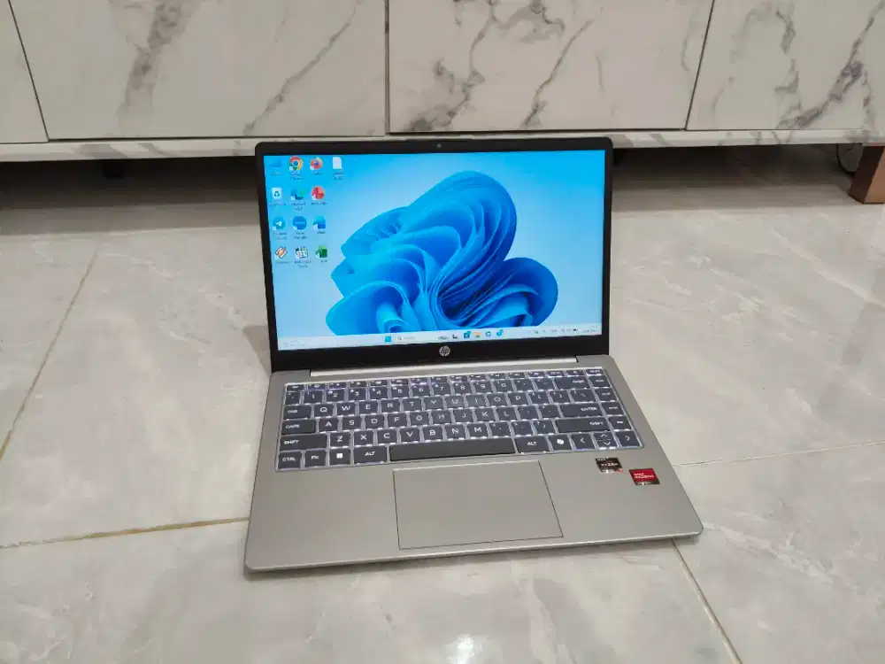 laptop hp Ryzen 3 7320U 8GB DDR5 SSD Nvme 512GB masih garansi