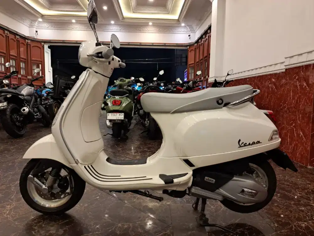 DIJUAL PIAGIO VESPA LX 150CC TERBARU 2025 2026 KM.800 PERAK RASA BARU