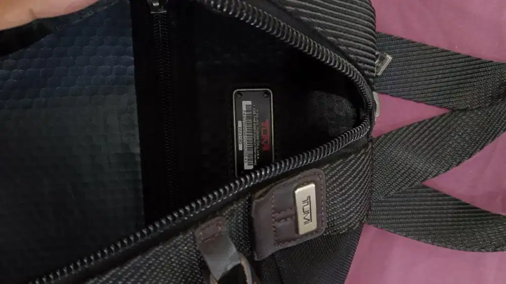 Tas selempang TUMI higgins original