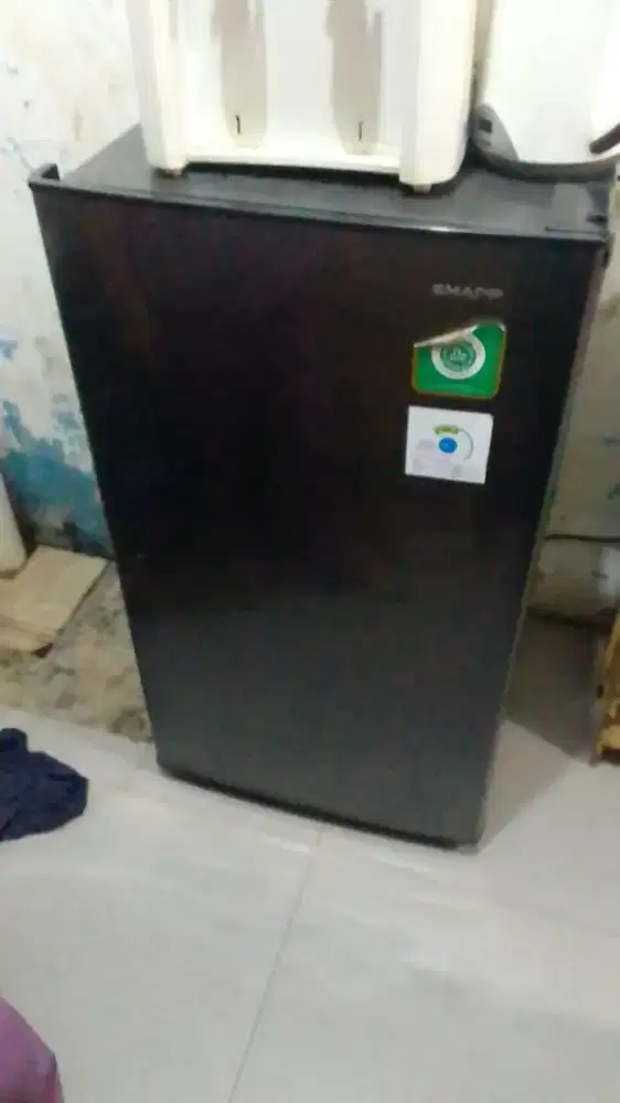 2 unit kulkas 1 pintu merek sgarp