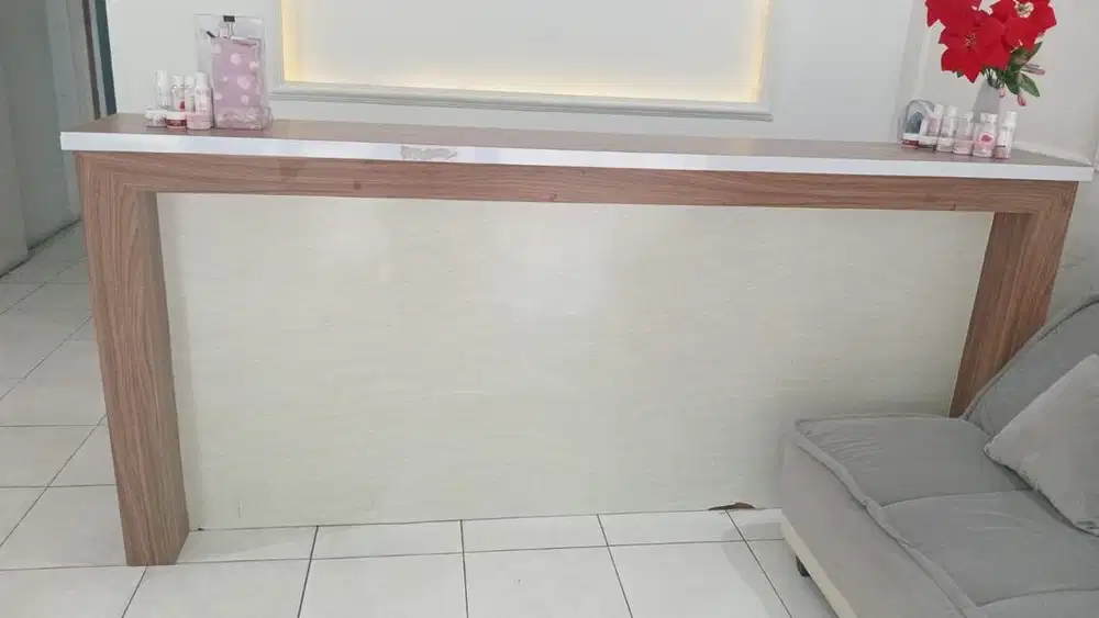 Meja serbaguna. Meja bar dapur, sekat pembatas, meja respsionist dll