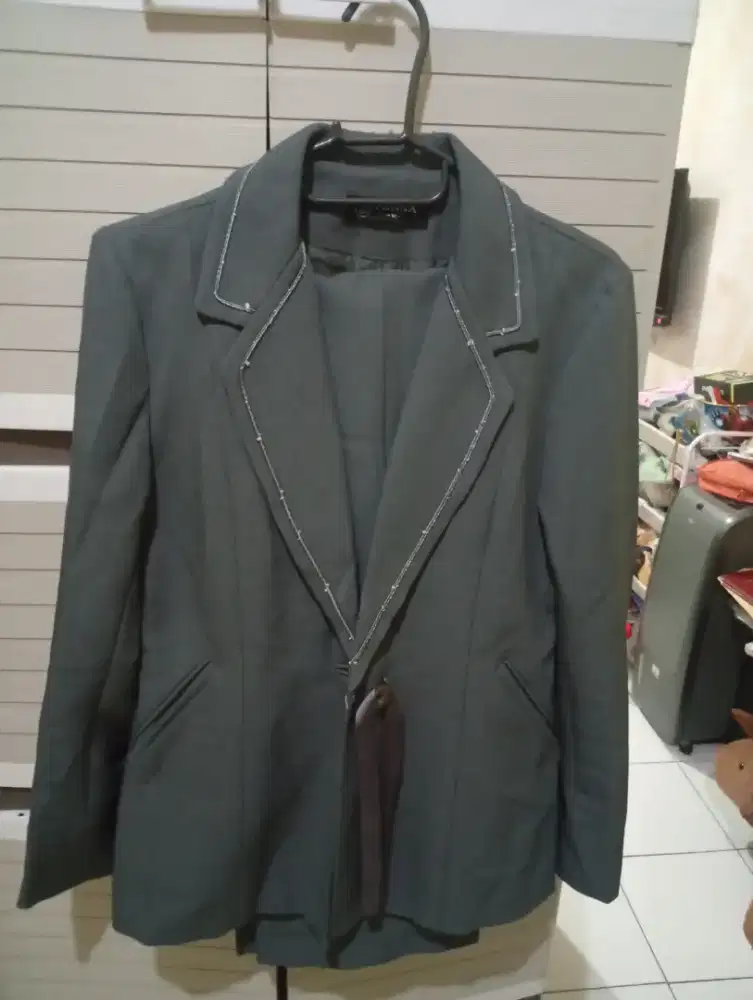 Satu set blazer dan celana wanita warna abu tua