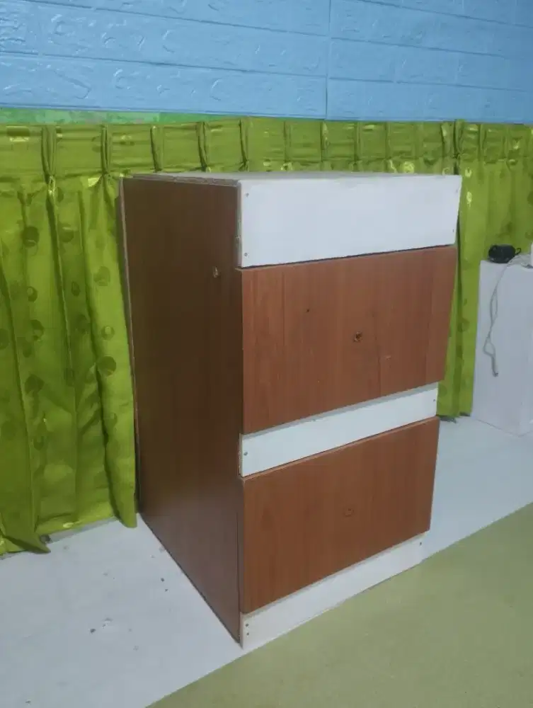 Dijual lemari laci dia pintu