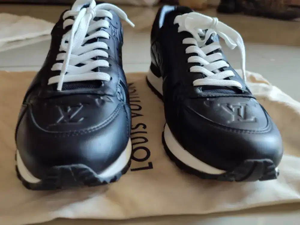 Sepatu Luis Vuitton Run Away sneakers