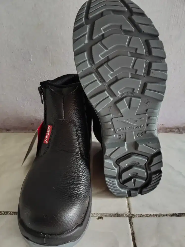 Sepatu safety ujung besi size 7