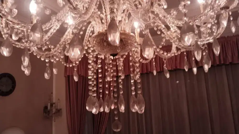 Lampu Kristal Antik