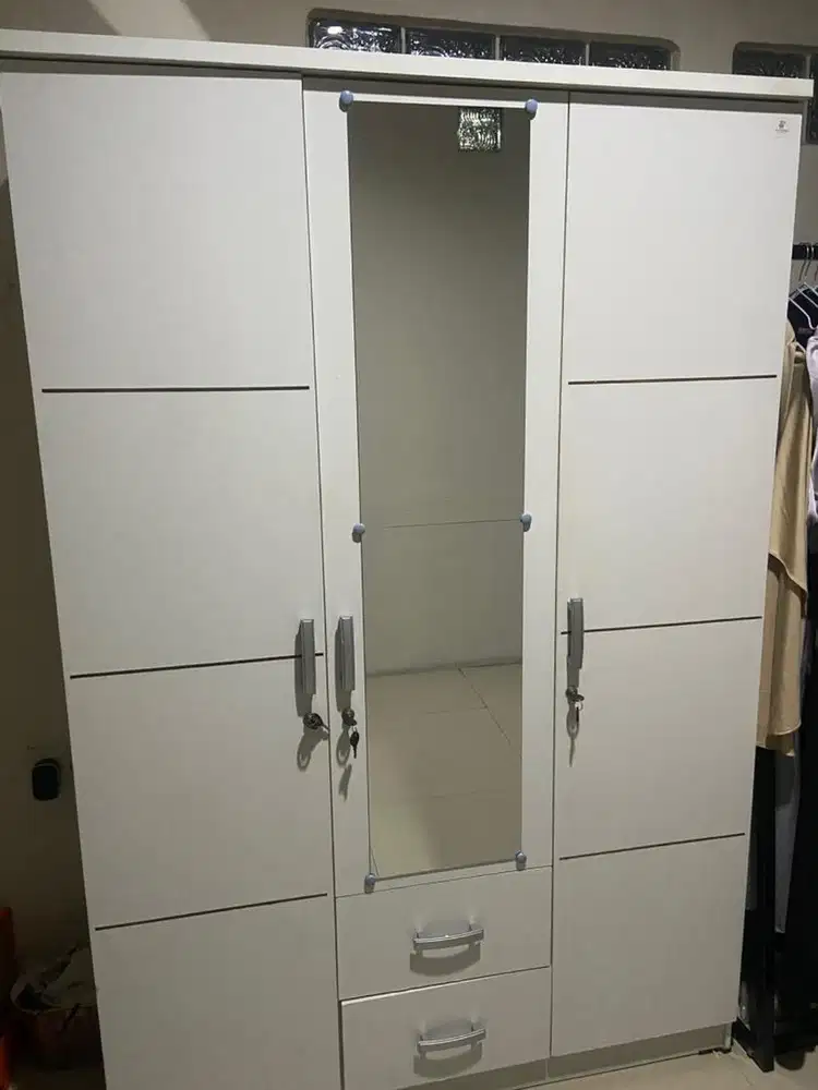Lemari pakaian 3 pintu