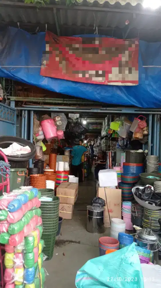 Ruko pusat grosir plastik, depan jalan raya