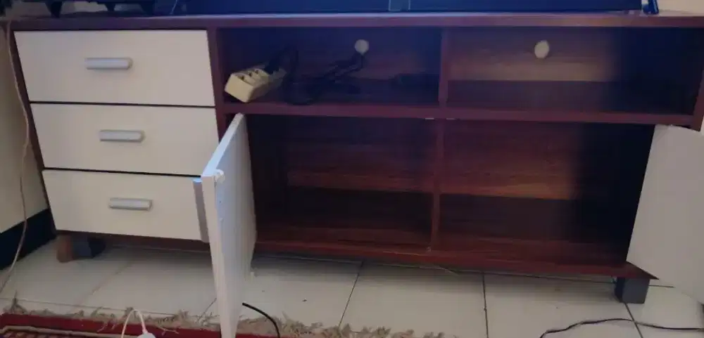 Meja untuk televisi
