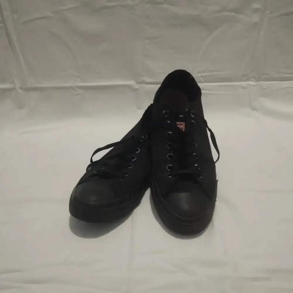 Sepatu kets full black ukuran 43