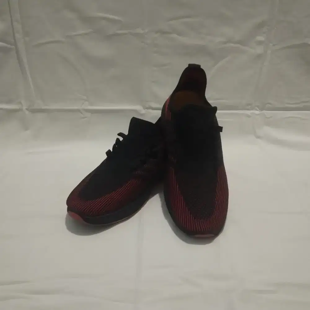 Sepatu sneakers red black ukuran 42/43