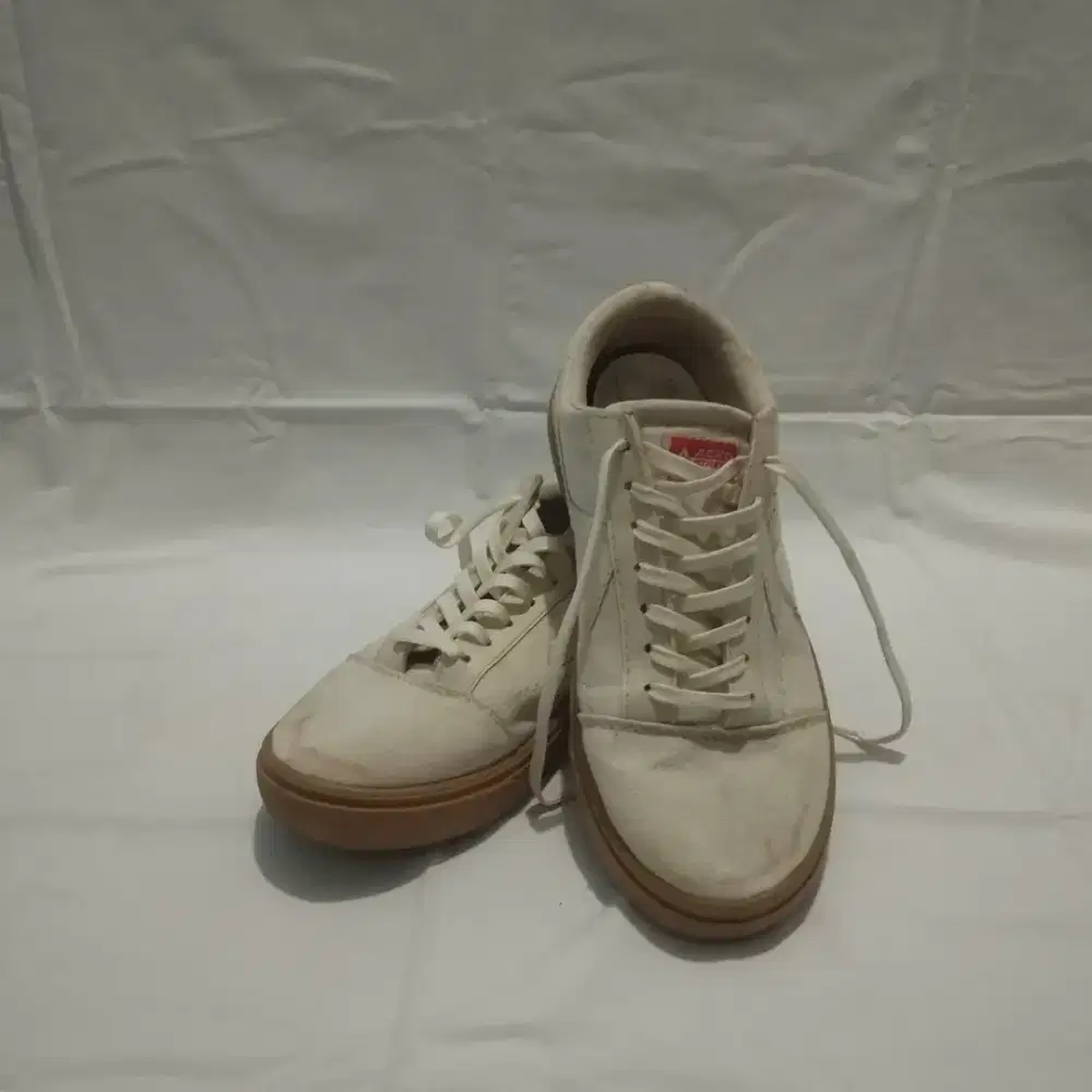 Sepatu kets white cream ukuran 44