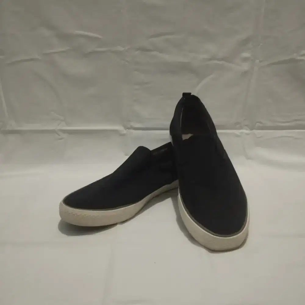 Sepatu slip on black and white ukuran 43
