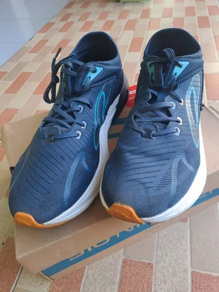 Sepatu lari nineten ukuran 43