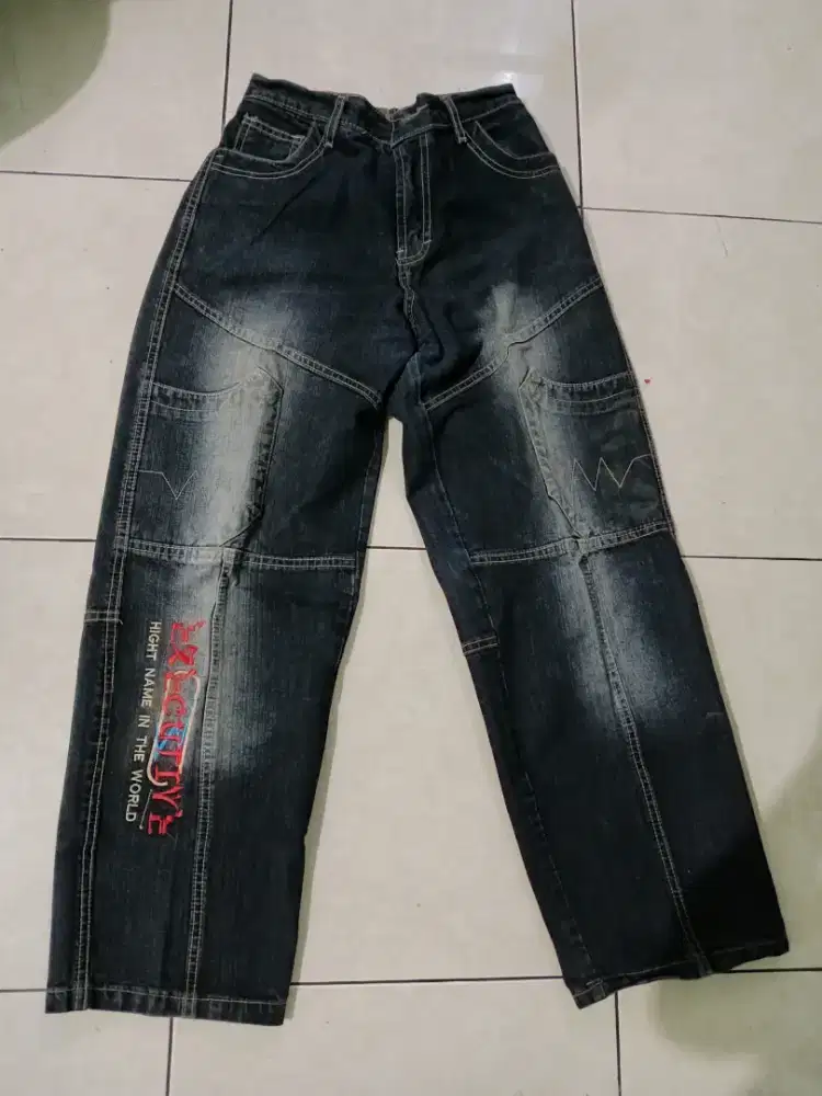 Celana jins hitam