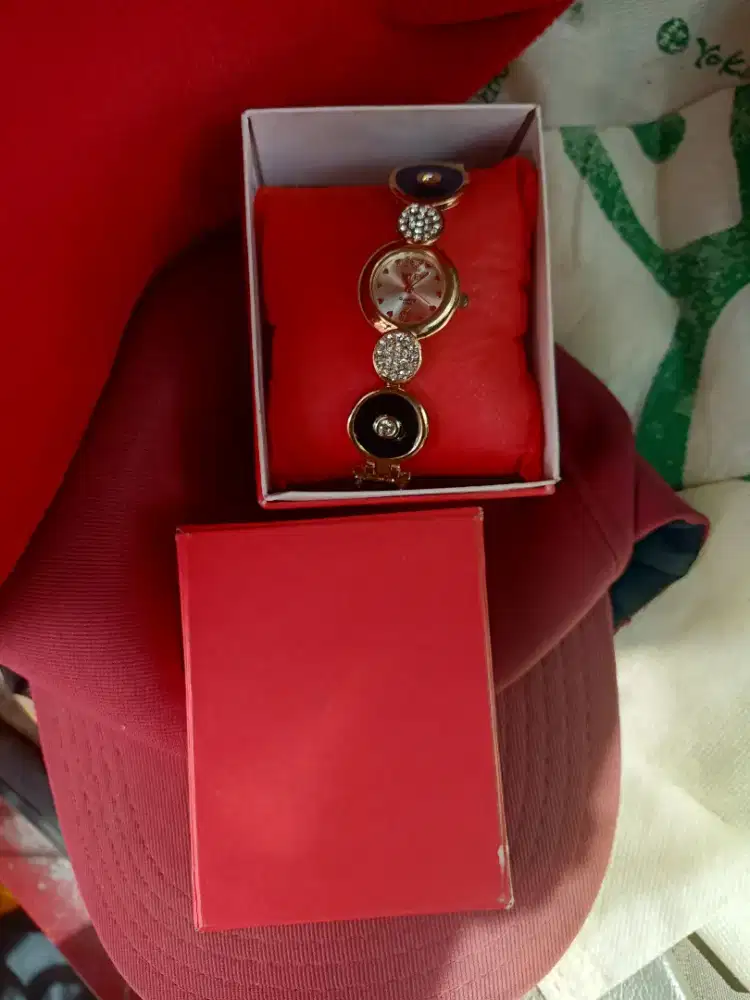 Di jual jam tangan cew baru dan murah aja  wa,hp