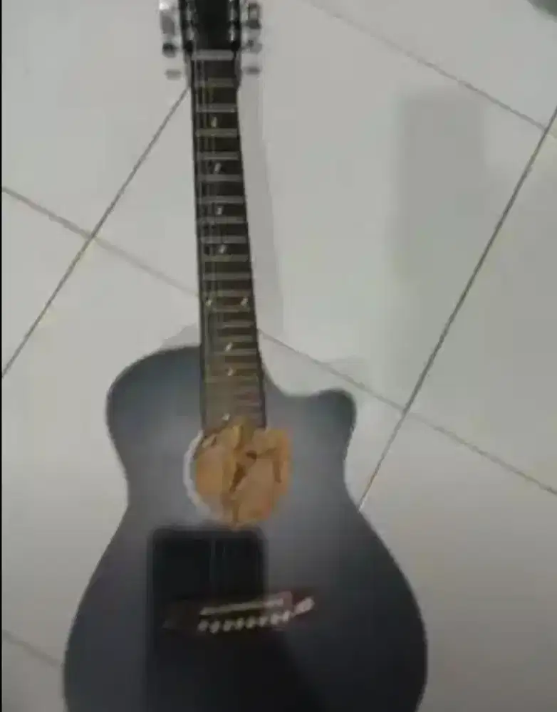 Dijual gitar murah meriah kecil perlu lem dikit pjokan murah saja