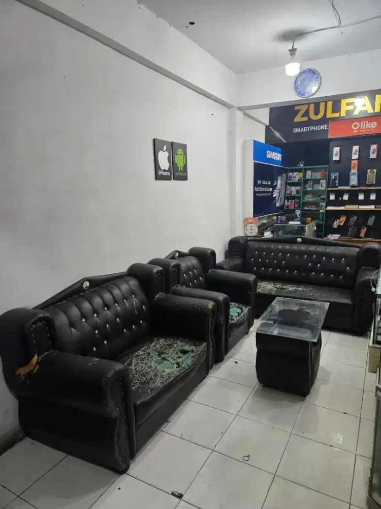 Sofa hitam empuk