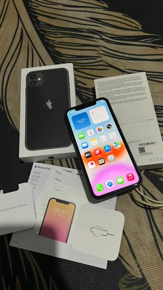 FOR SALE: iPhone 11 64GB Black - Eks iBox (Like New)
