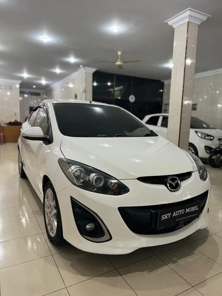 Mazda 2 Hatchback RZ Putih 2012