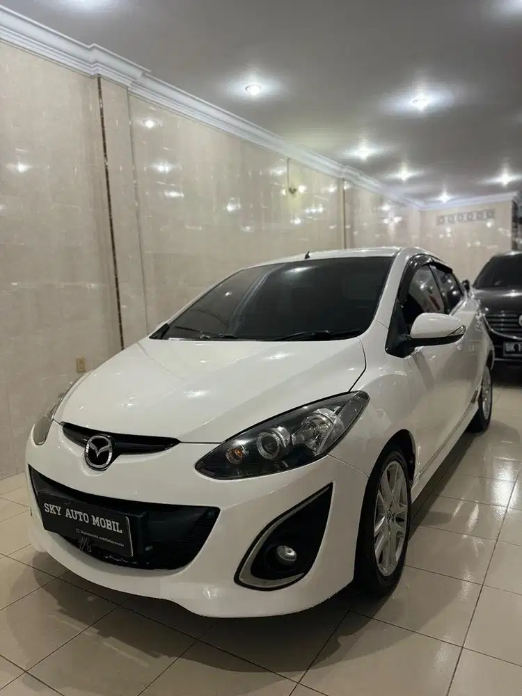 Mazda 2 Hatchback RZ Putih 2012