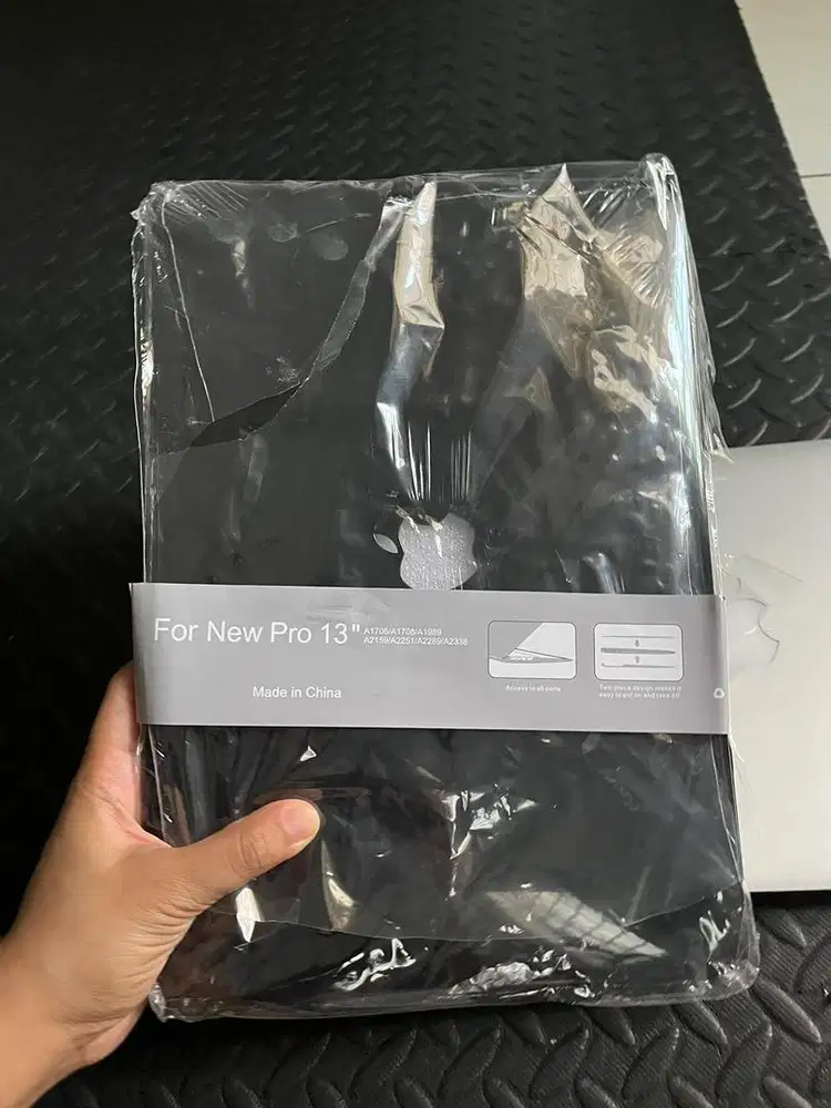Case macbook pro 13 2016 - 2019 hitam black glossy