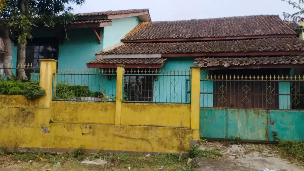 Rumah diatas bukit di pinggir jalan