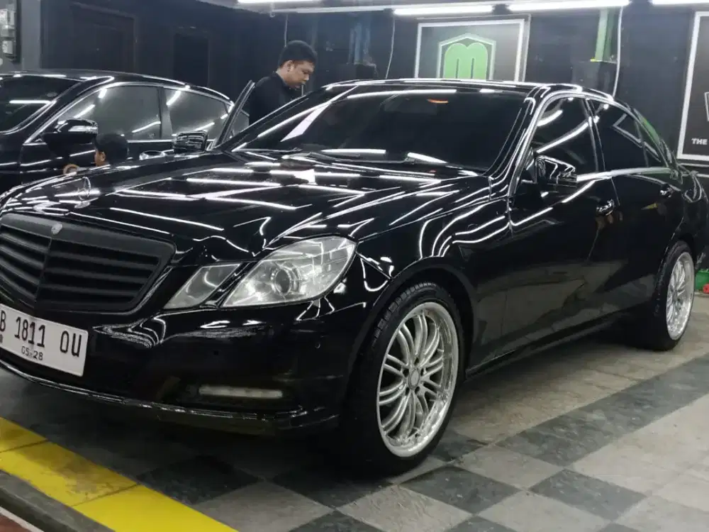 MERCEDES-BENZ E200 / TAHUN 2013 / PAKAIAN PRIBADI / MERCY HITAM